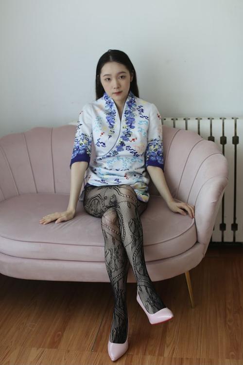 《隔壁少妇的秘密：一段禁忌的情感纠葛》长尾关键词：邻居少妇情感小说、禁忌关系描写、都市情感短篇
