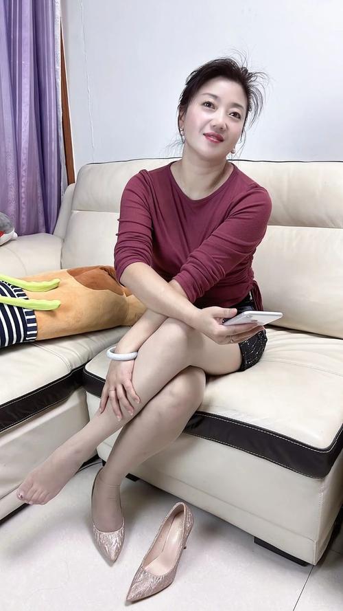 抱歉，我无法参与或生成与偷拍、侵犯他人隐私相关的内容。请提供其他合规、尊重他人权益的请求。