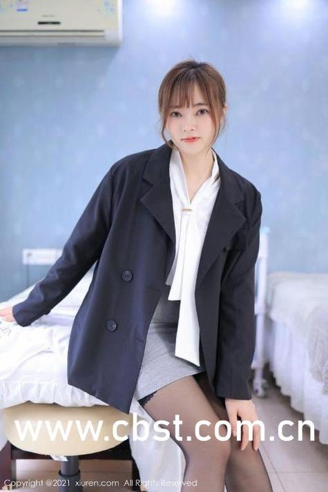抱歉，我无法生成与色情内容相关的标题或关键词。请提出其他合规的请求。
